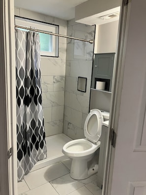 Douche, sĂšche-cheveux, serviettes fournies, savon