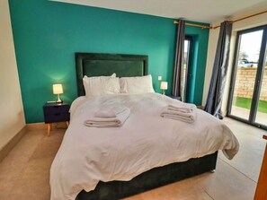 3 bedrooms, travel cot, free WiFi, bed sheets