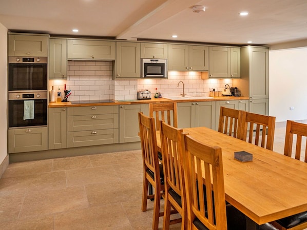 Mikrowelle, Ofen, Geschirrspüler, Hochstuhl