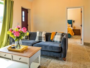 Living area - Lovely apartment for 4 people with WIFI and pets allowed (Cirencester)