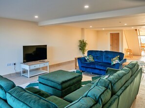 Living area - Wonderful  villa for 8 people with hot tub, WIFI and pets allowed (Cirencester)