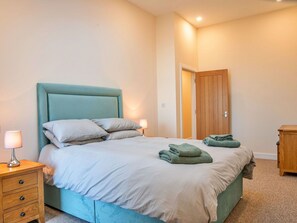 4 bedrooms, travel crib, free WiFi, bed sheets