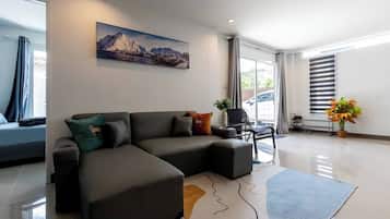 Chalet, 2 Bedrooms | Living room