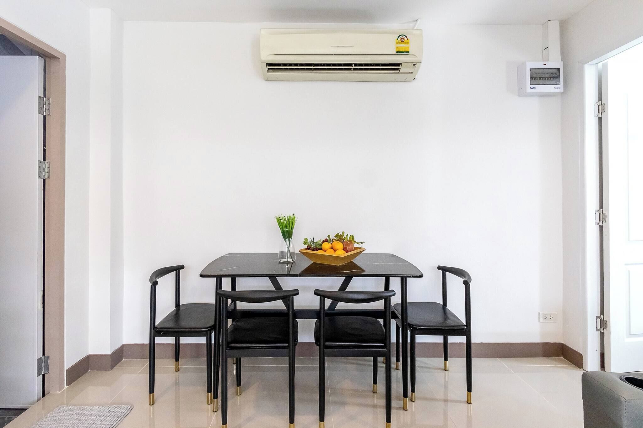 Chalet, 2 Bedrooms | Dining room