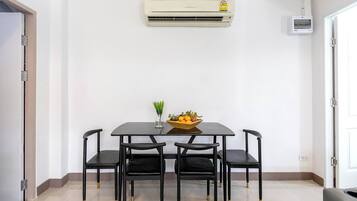 Chalet, 2 Bedrooms | Dining room