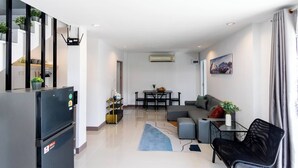 Un apartamento moderno con cocina, comedor y sala de estar.