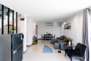 Un apartamento moderno con cocina, comedor y sala de estar.