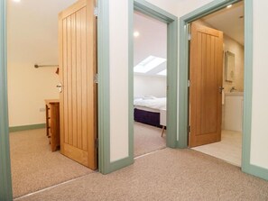 3 bedrooms, travel crib, free WiFi, bed sheets
