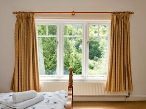 6 bedrooms, travel crib, free WiFi, bed sheets