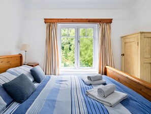 6 bedrooms, travel cot, free WiFi, bed sheets