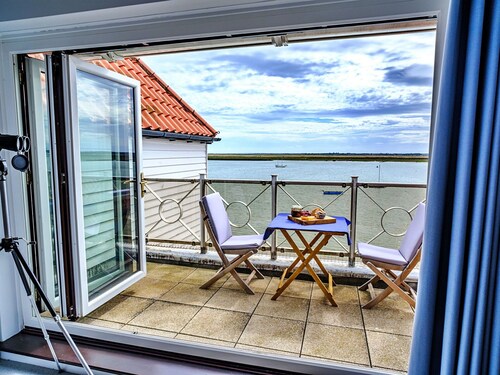 Lovely apartment for 5 people with WIFI, balcony and pets allowed