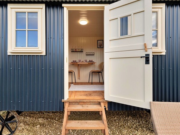 Exterior - Stunning villa for 2 guests with WIFI and pets allowed (Brackley)