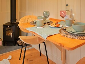 Dining - Stunning villa for 2 guests with WIFI and pets allowed (Brackley)