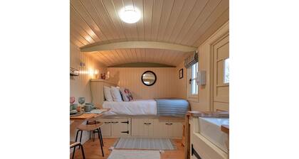 Wonderful private villa for 2 people with WIFI, pets allowed and parking