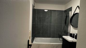 SĂšche-cheveux, serviettes fournies, savon, papier toilette