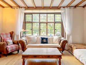 Living area - Beautiful villa for 16 guests with hot tub, WIFI and pets allowed (Aylesbury)