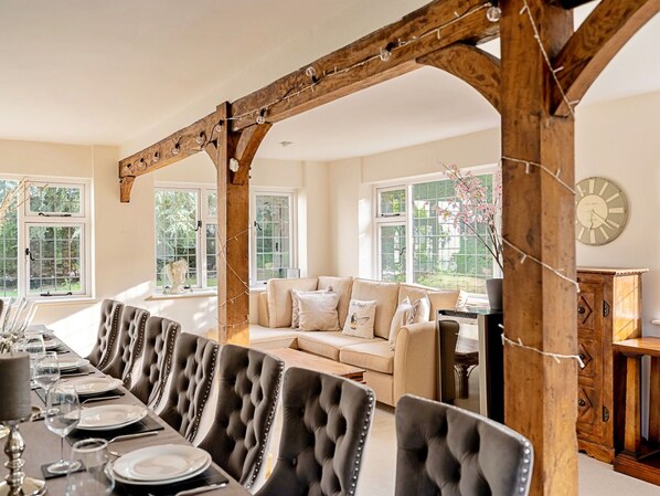 Dining - Beautiful villa for 16 guests with hot tub, WIFI and pets allowed (Aylesbury)