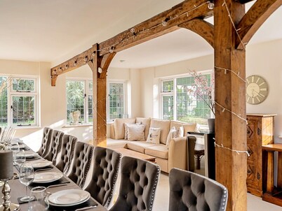 Stunning villa for 16 people with hot tub, WIFI and pets allowed