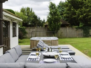 Outdoor dining - Beautiful villa for 16 guests with hot tub, WIFI and pets allowed (Aylesbury)
