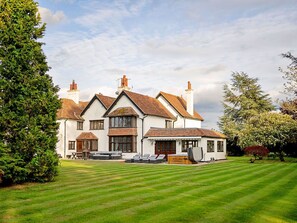 Exterior - Beautiful villa for 16 guests with hot tub, WIFI and pets allowed (Aylesbury)