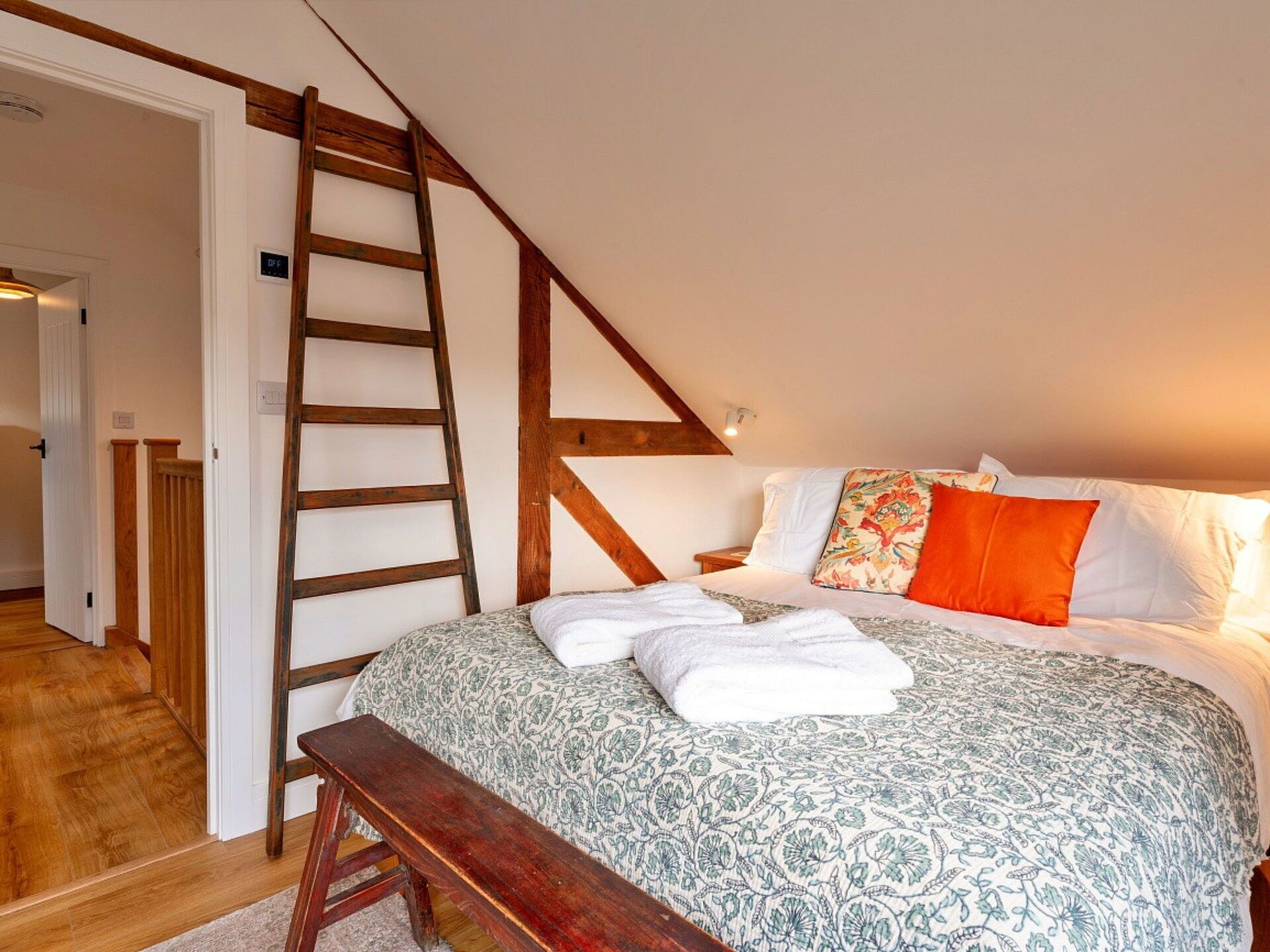2 bedrooms, travel cot, free WiFi, bed sheets