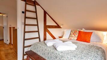 2 bedrooms, travel cot, free WiFi, bed sheets