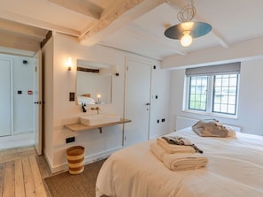9 bedrooms, free WiFi, bed sheets