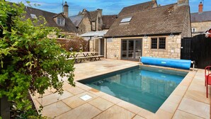 A swimming pool surrounded by stone buildings with a patio area. - Wonderful  villa for 19 people with WIFI, pool, TV and pets allowed (Stroud)