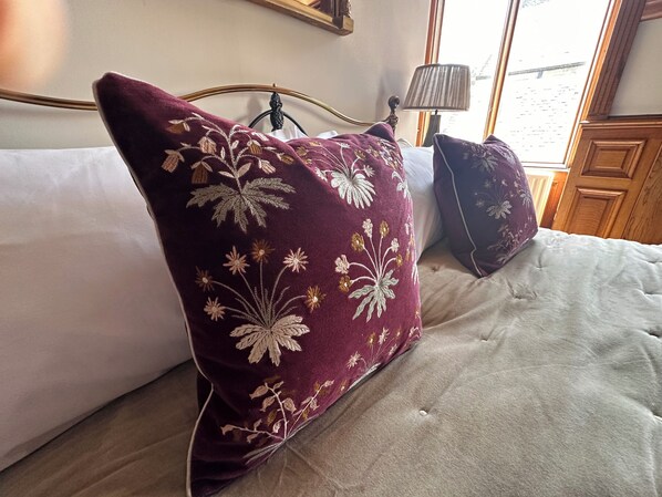 Tabla de planchar con plancha, wifi y ropa de cama 