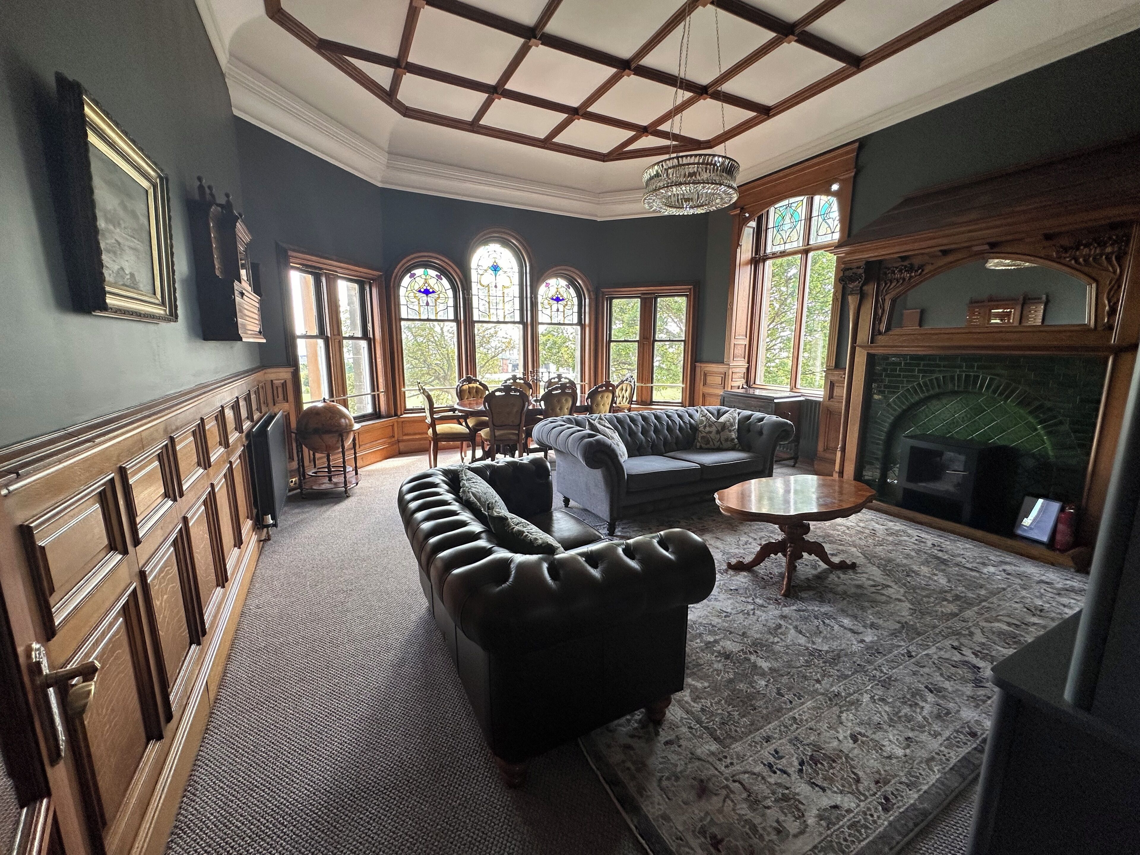 Smart TV, fireplace