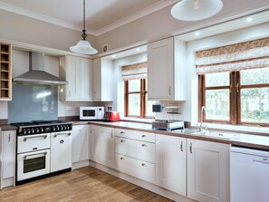 Mikrobølgeovn, ovn, oppvaskmaskin og høy barnestol