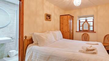 6 bedrooms, travel cot, free WiFi, bed sheets