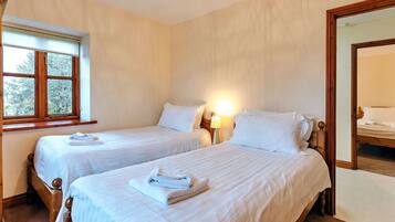 6 bedrooms, travel cot, free WiFi, bed sheets