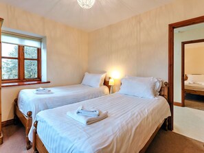 Travel crib, free WiFi, bed sheets
