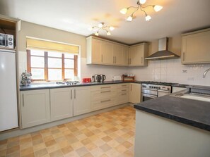 Mikrobølgeovn, ovn, oppvaskmaskin og høy barnestol