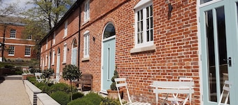 Stunning villa for 4 guests with WIFI, TV, pets allowed and parking