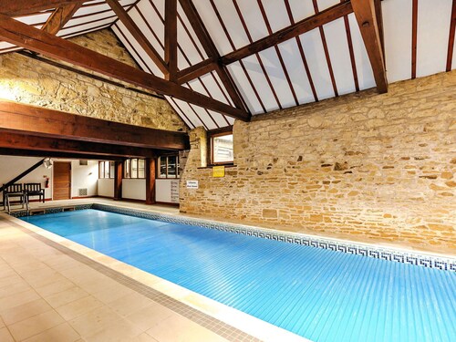 Beautiful  villa for 4 guests with WIFI, pool