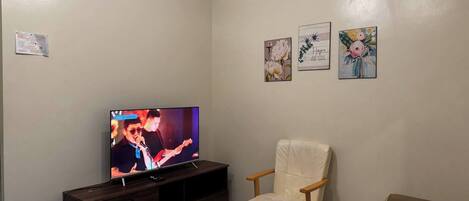 Condo, 1 Bedroom, Accessible, Smoking | Living room