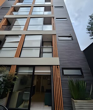 Deluxe Studio | Exterior detail