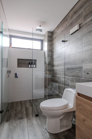 Superior Studio | Bathroom | Shower, hair dryer, towels, soap - Frag x Ahead (Bogotá)