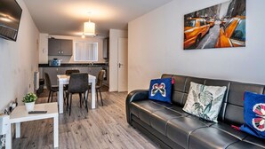 A modern apartment with a living area, dining space, and kitchen. - Cosy apartment for 3 guests with WIFI (Birmingham)