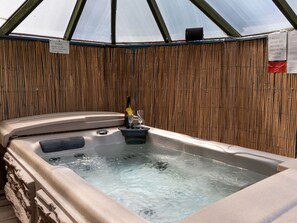 Indoor spa tub
