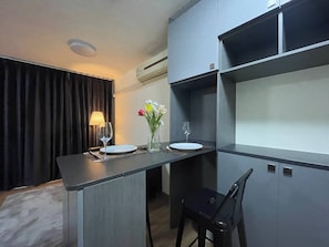 Condo, 1 Bedroom, Balcony, City View | Tempat makan
