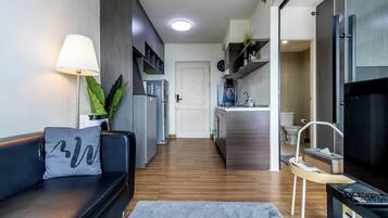 Condo, 1 Bedroom, Balcony, City View | Living room