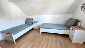 4 bedrooms, bed sheets