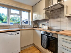 Een microgolfoven, een oven, een vaatwasser