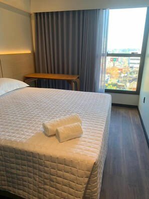 Bureau, espace de travail pour ordinateur portable, Wi-Fi gratuit