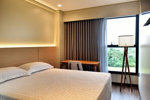 行政雙人房 | 書桌、筆電工作空間、免費無線上網、床單