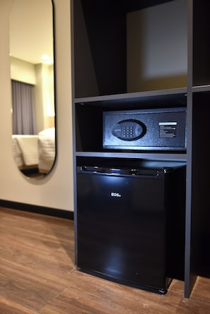 Triple Room | Desk, laptop workspace, free WiFi, bed sheets