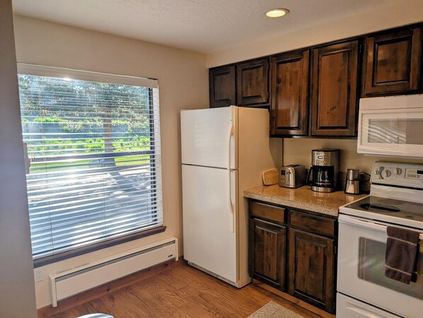 Jääkaappi, mikroaaltouuni, uuni, liesi